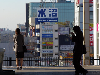 電車での尾行のイメージ